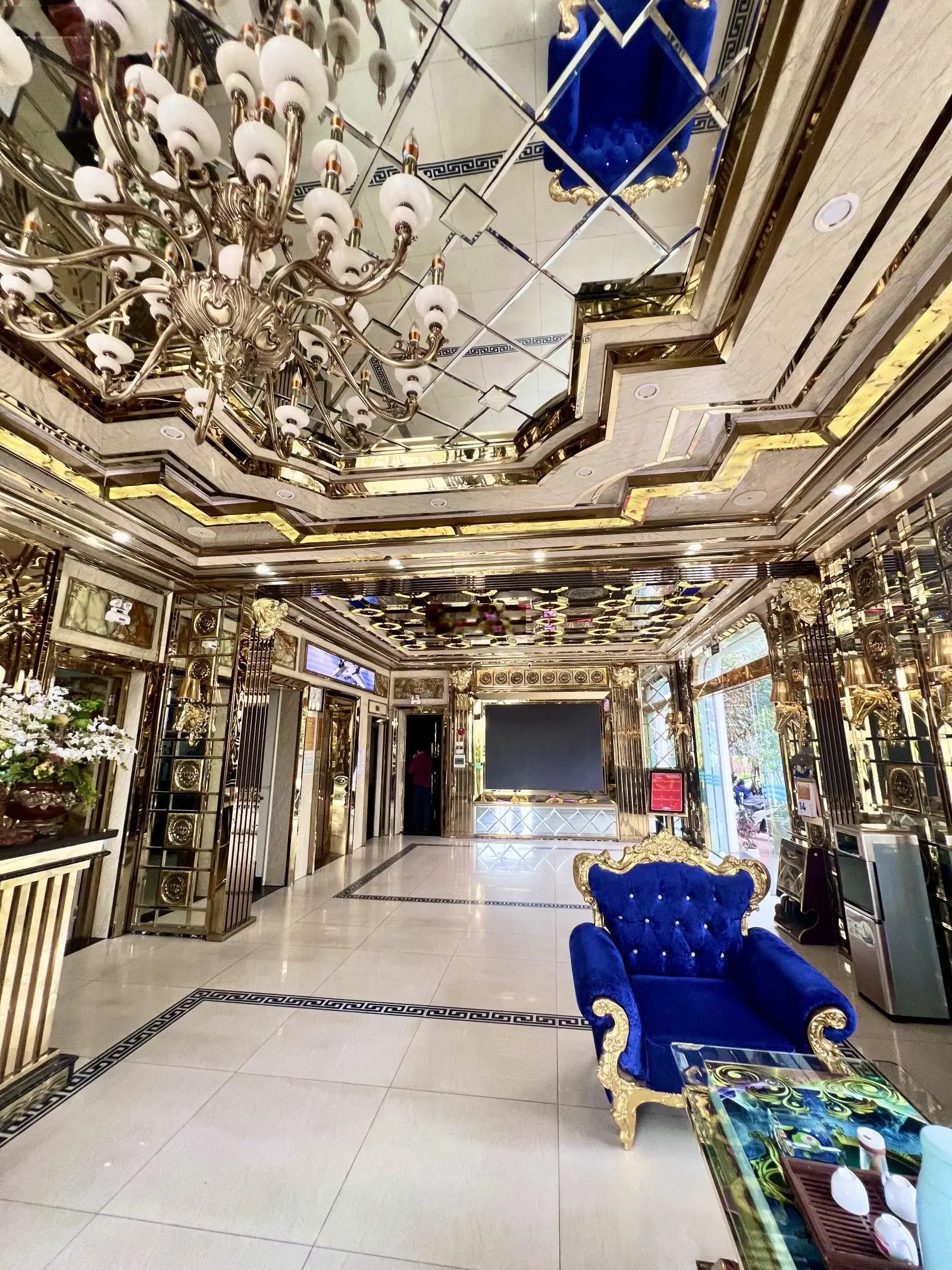 Bán biệt thự 4 tầng, 3 thoáng: 17PN, 12WC, Vị trí đắc địa, giá tốt tại Phố Vàng, Thanh Sơn, Phú Thọ