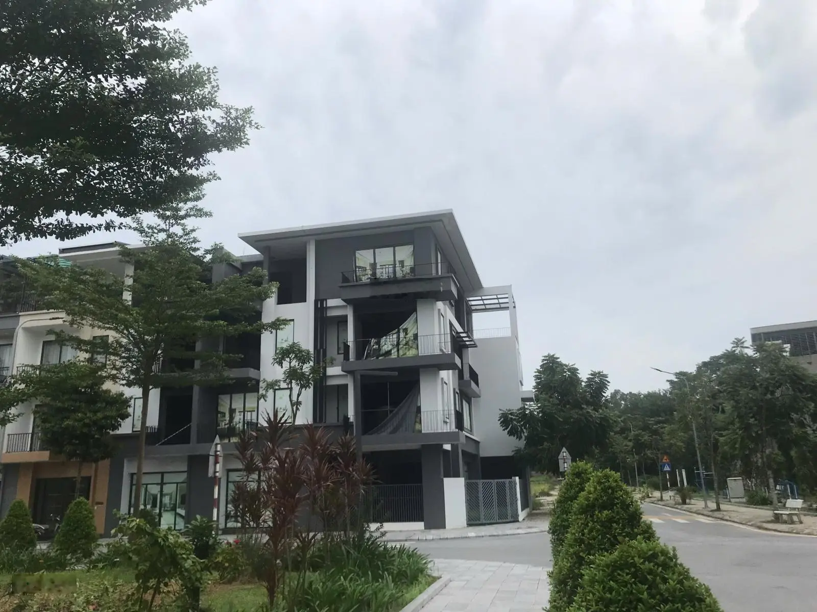 Duy nhất một căn hướng đông nam tại kđt lạc ngàn - view công viên