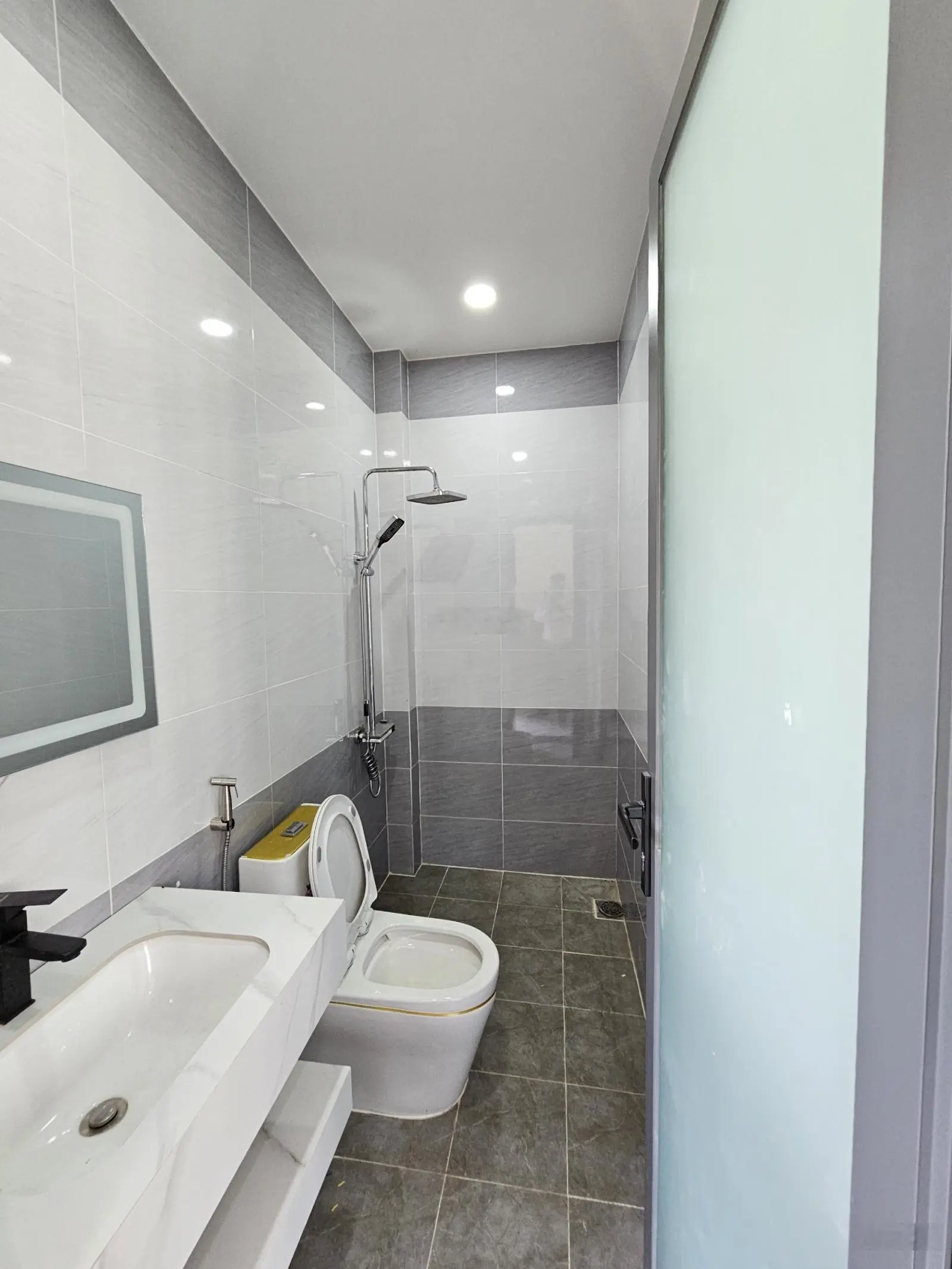 3 tỷ 950 bán nhà 2 mặt tiền 1 trệt 2 lầu KDC đẹp, P. Bình Chuẩn, TP. Thuận An