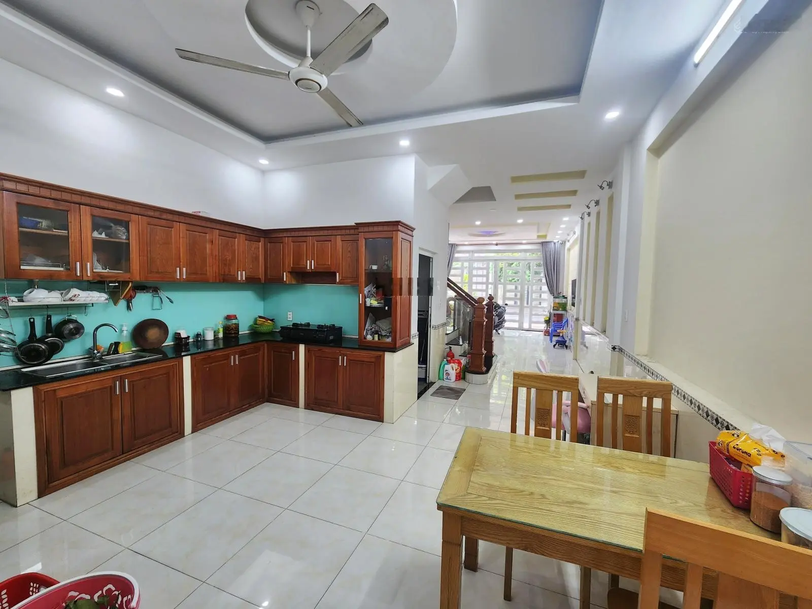 Bán nhà, 3 tầng 2 phòng ngủ rộng, 80m2 ngang 5m, ngay chợ đêm Hòa Lân, 3.89 tỷ TL
