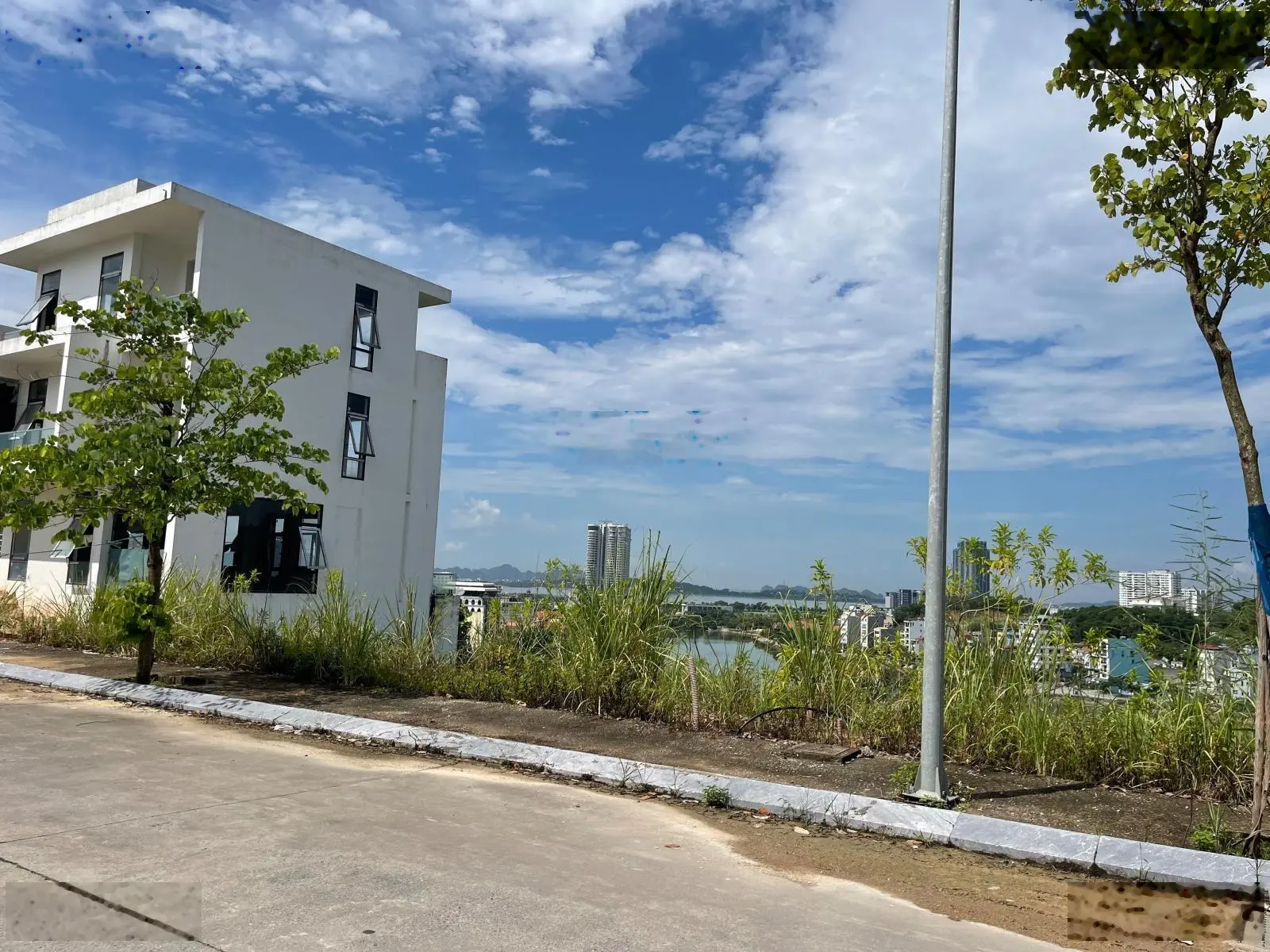Biệt thự 4 tầng công năng sử dụng 1000m giữa trung tâm Bãi Cháy - Hạ Long