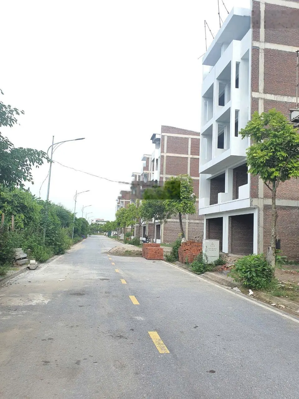 Bán nhà thô 5 tầng, DT: 79m2/ sàn, MT: 5.0m, đường + Vỉa hè 17.5m, giá bán già 4 tỉ, LH: 0979 020 ***