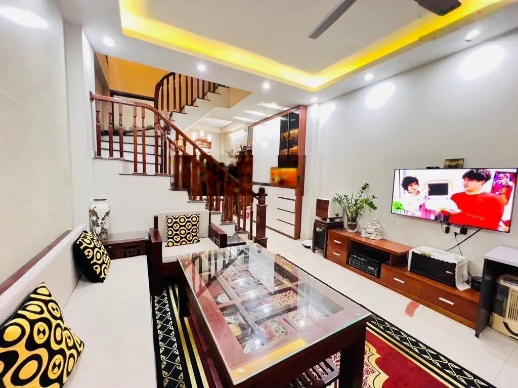 Ngô Gia Tự 55 m2 4 tầng 6,2 tỷ - nhà đẹp - ô tô đỗ gần ngày đêm - ngay big c long biên - tiện ích