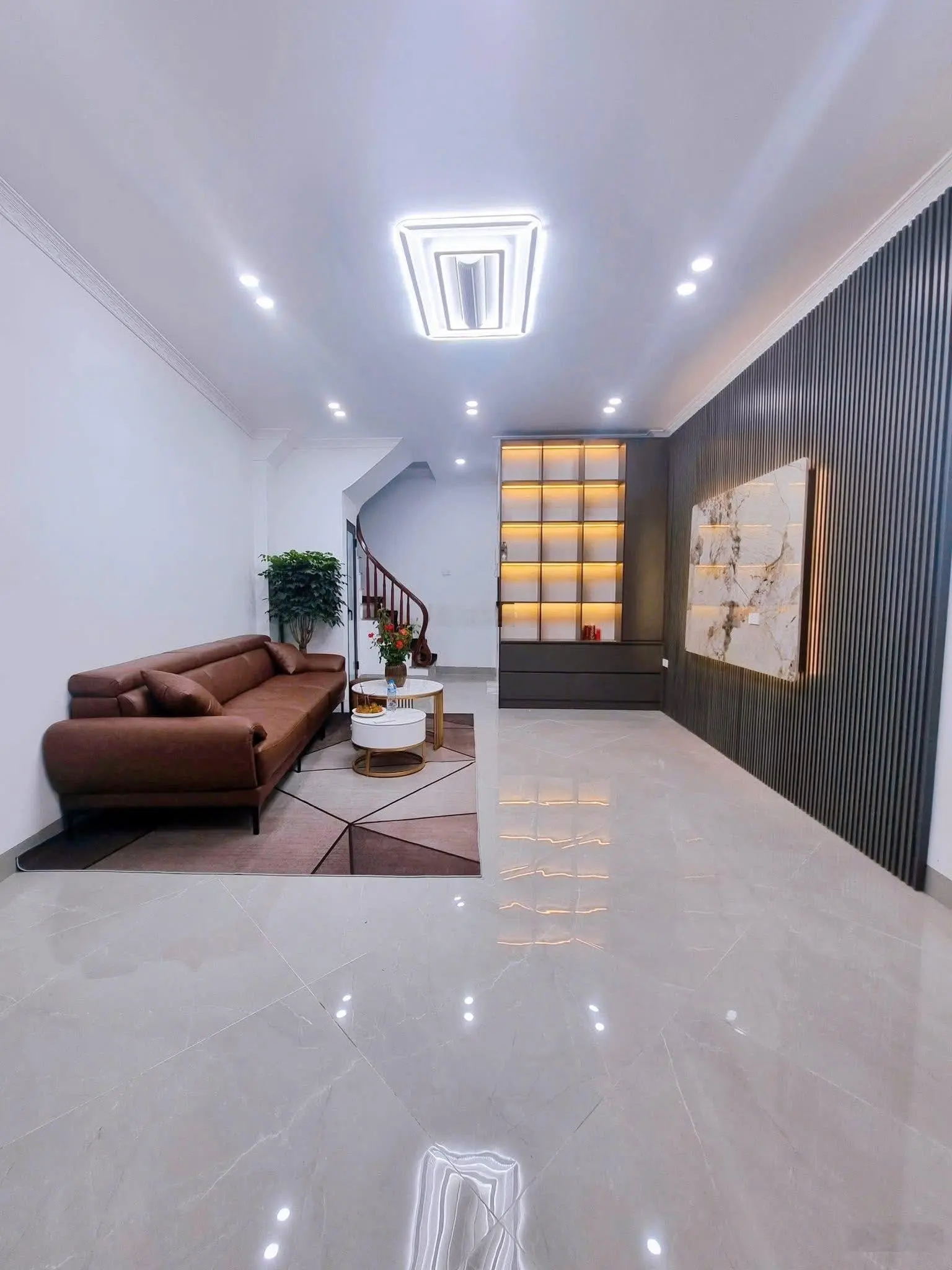 Bán nhà 5 tầng gần đh ngoại thương. p. chùa láng: 34m, 3 ngủ, gần ô tô, tt đống đa, giá 7.35 tỷ.