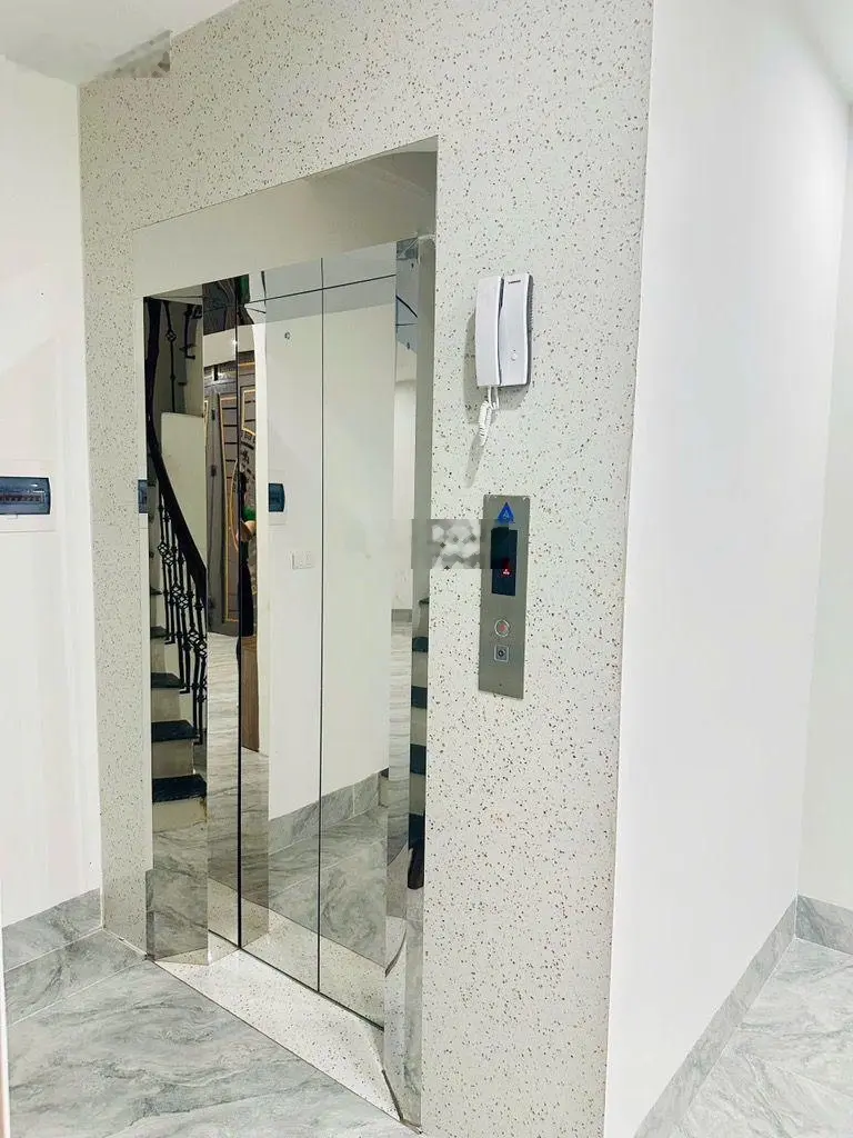 - Tôn Đức Thắng - Đống Đa - Vị trí cực đẹp - 7 tầng thang máy - Vài bước chân ra mặt phố