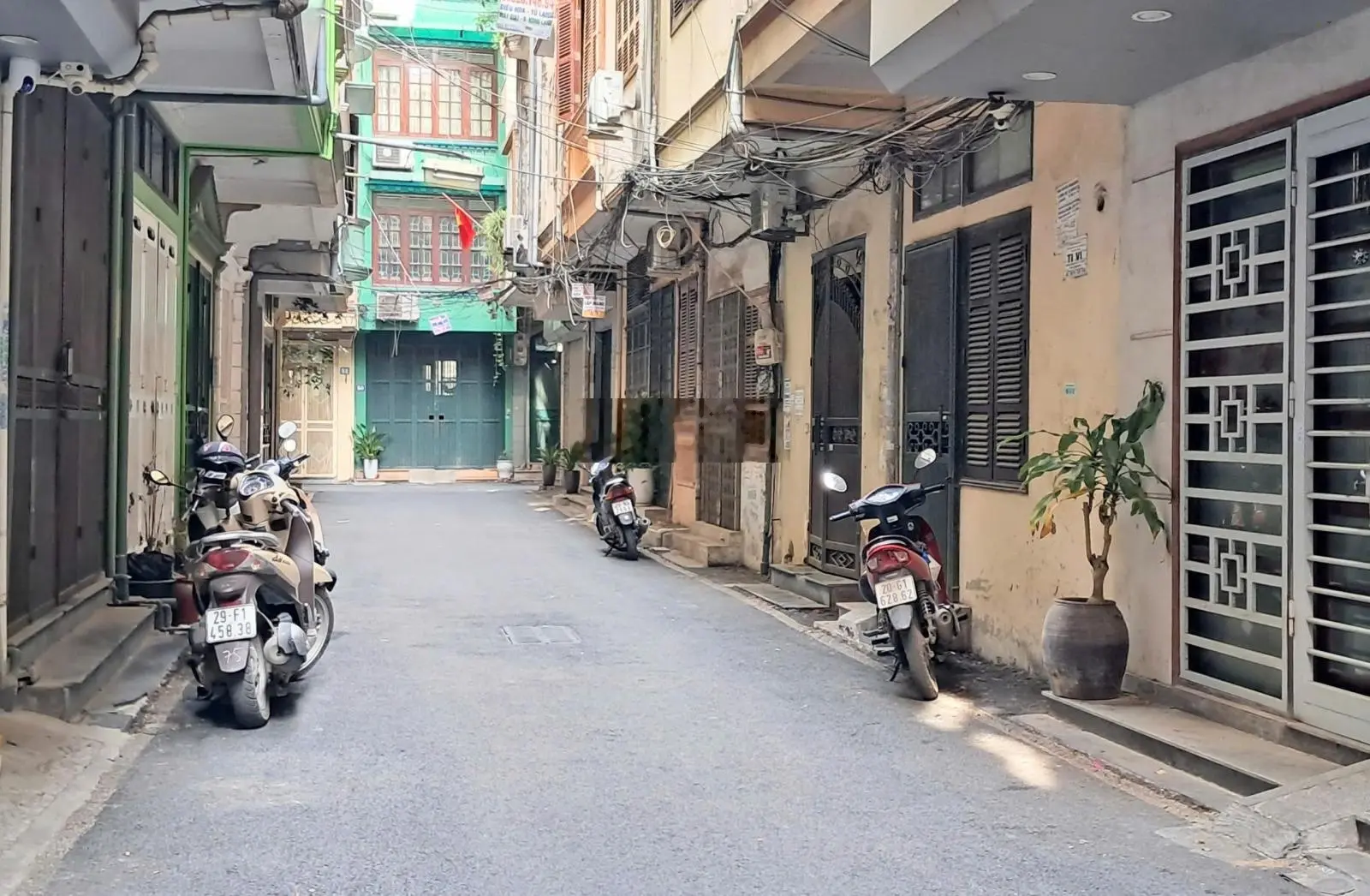 Bán nhà Nguyễn Chí Thanh. Phân lô, oto tránh, 7 chỗ vào nhà. Hai mặt ngõ trước sau. Dân trí cao