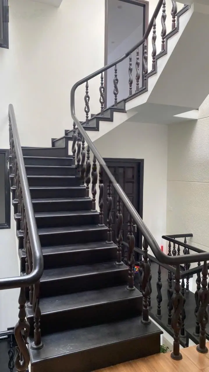 Bán căn biệt thự MT phố Hồ Nghinh nhà 3 tầng 5PN - DT 121m2 ngang 5m cho tây thuê 30tr/th - 17,x tỷ