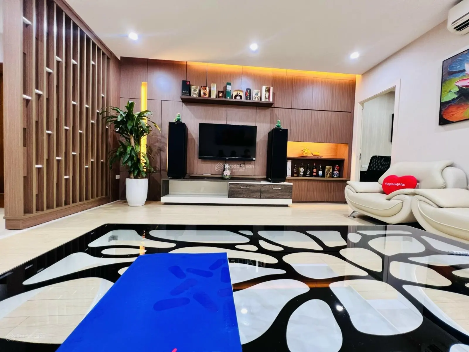 Tôi chính chủ bán căn 2pn, 2wc, dt 100m2. Full đồ nhà đẹp. Giá 5tỷ5 chuẩn không đăng ảo. Tầng 16