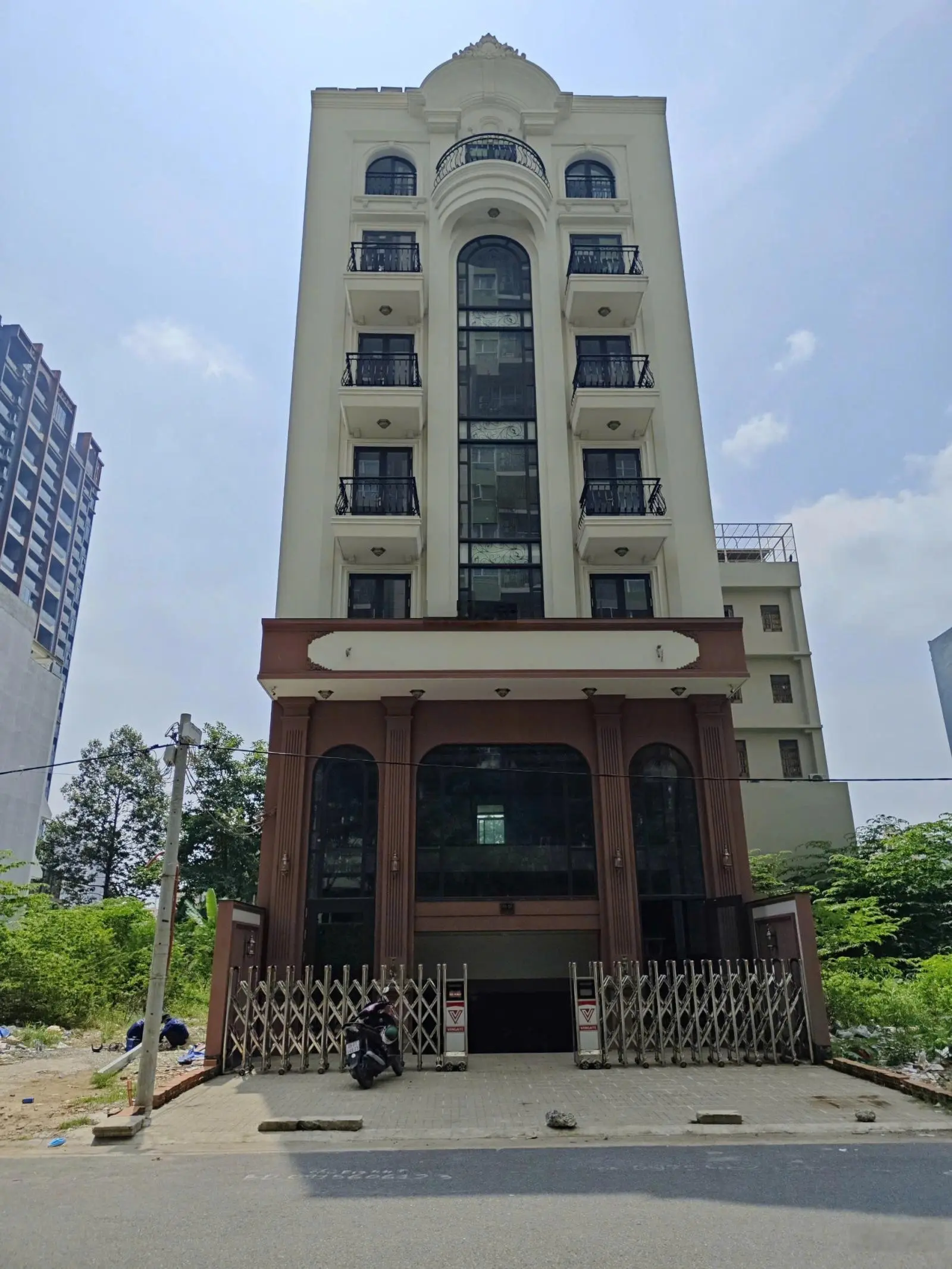Bán Tòa Nhà đường Ung Văn Khiêm P.25 Quận Bình Thạnh Hầm 6 Tầng DT 13x23 CN: 299.1m2 Giá: 48 tỷ