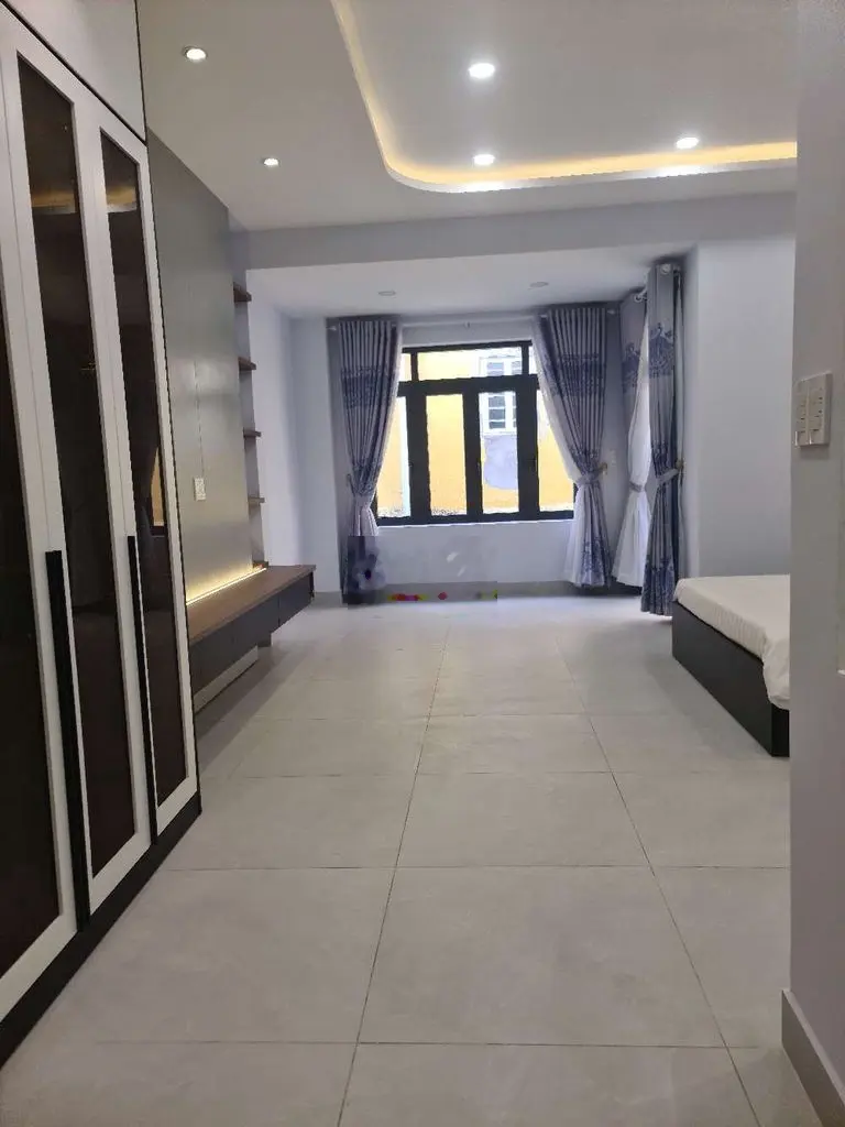 NHÀ MỚI 3 LẦU FULL NỘI THẤT GẦN ĐƯỜNG CMT8