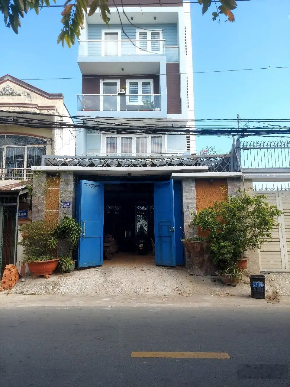 Bán gấp nhà riêng tại Lê Minh Xuân H Bình Chánh chỉ với 3,89 tỷ, DT 85m2, 5PN, 4WC, đẹp còn bớt lộc