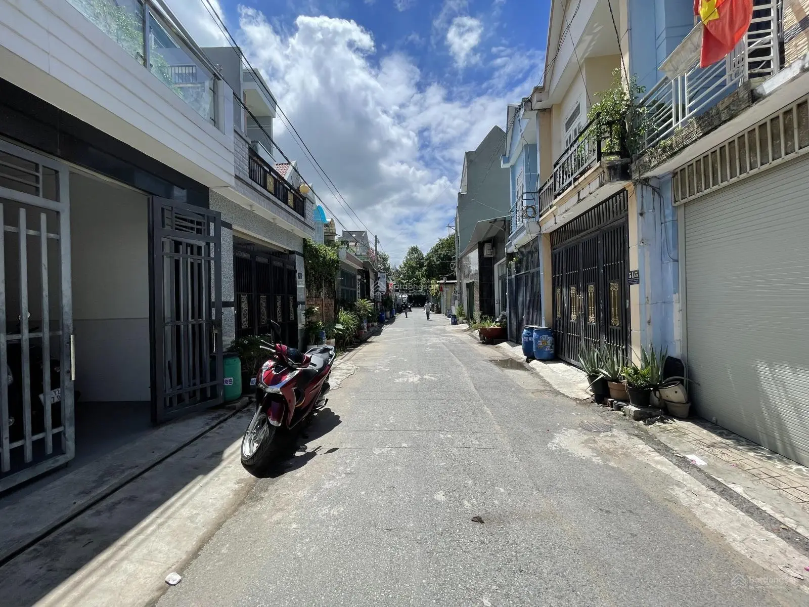 Cần bán nhà lầu trệt hoàn công sát trục chính đường Trần Quang Khải gần chợ Dĩ An