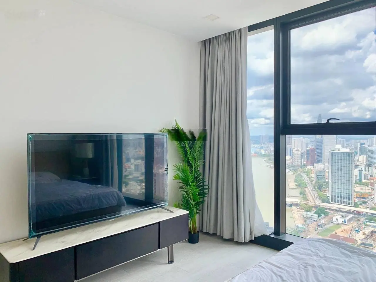 Sang sổ liền tay cần bán nhanh căn hộ Vinhomes Golden River 2PN 9,8 tỷ 79m2