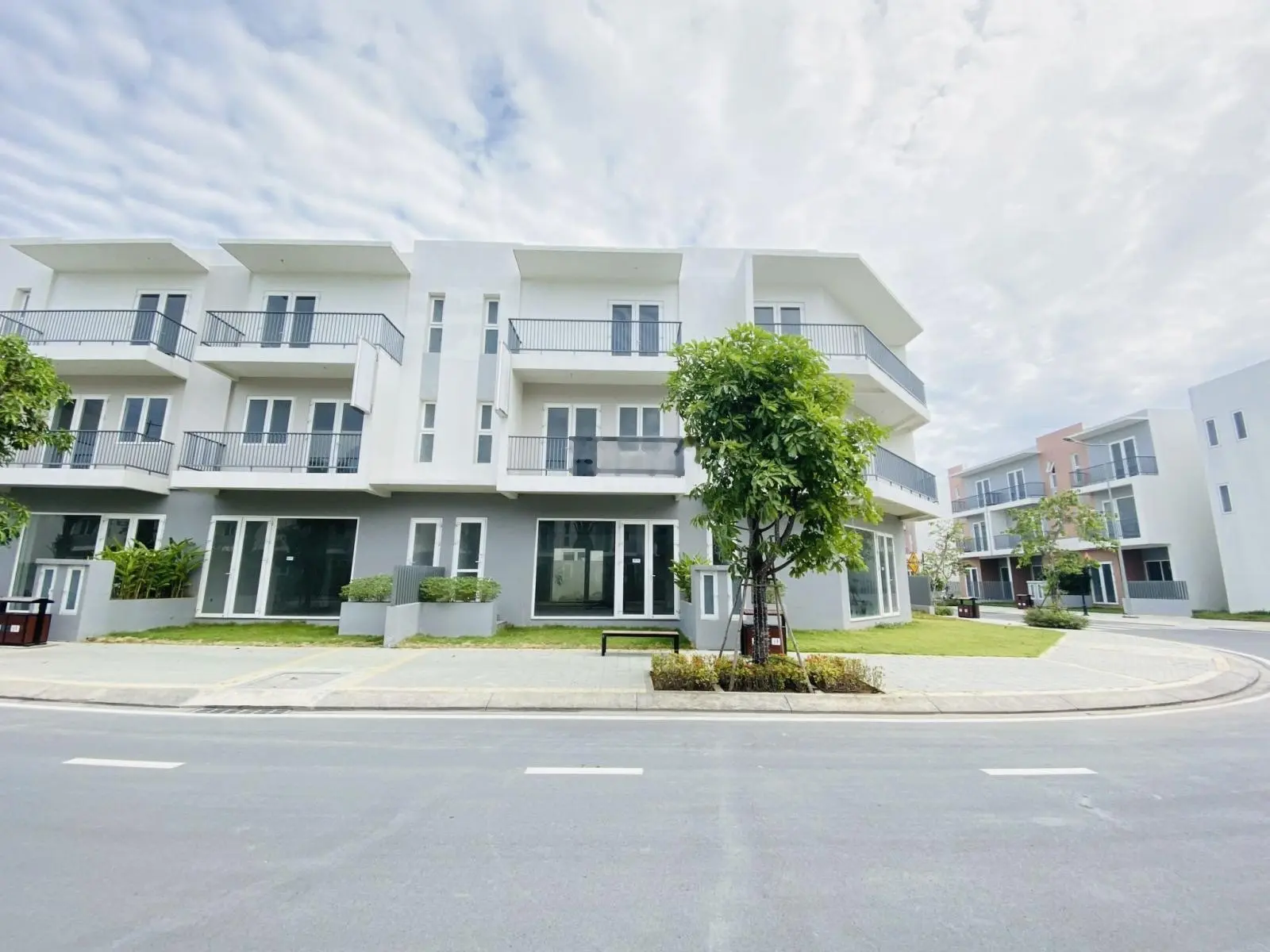 Khu Dân Cư Phú Hữu 90m2 chỉ nhỉnh 5 tỷ - Đã có sổ - NH hỗ trợ trong 25 năm - xem nhà: 0938 030 ***