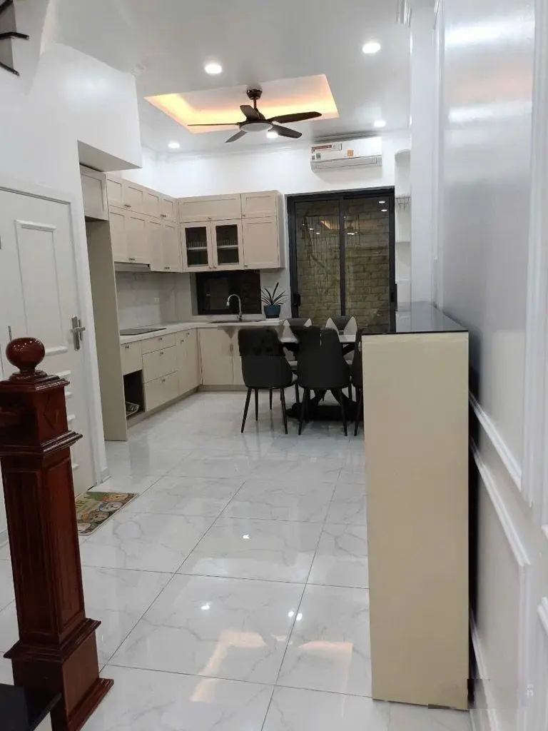 Bán nhà 4t DT 48m2 ngõ 447 phố Ngọc Lâm. đường 3 ô tô tránh. kinh doanh, cạnh vườn hoa, gần trường