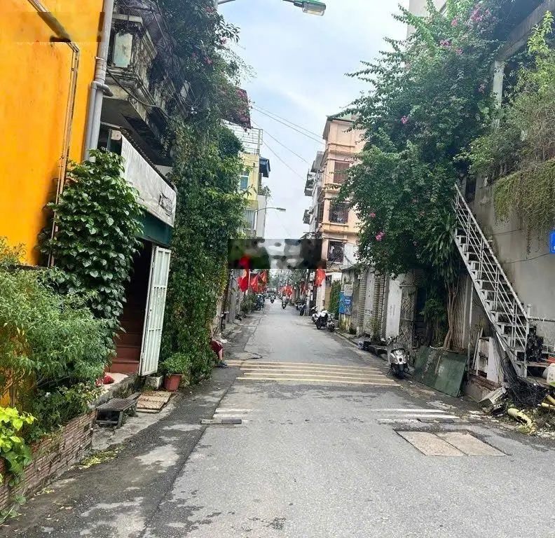 Khẳng định nhà đẹp Long Biên, ngõ xe máy rộng, thoáng. Oto gần. Chính chủ bán nhà, giá nhỉnh 5 tị.