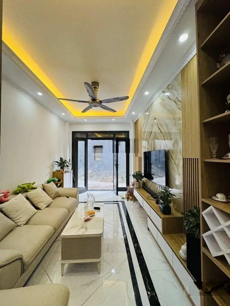 Thúy lĩnh nhà 5 tầng khung cột chắc thoáng trước sau gần ô tô