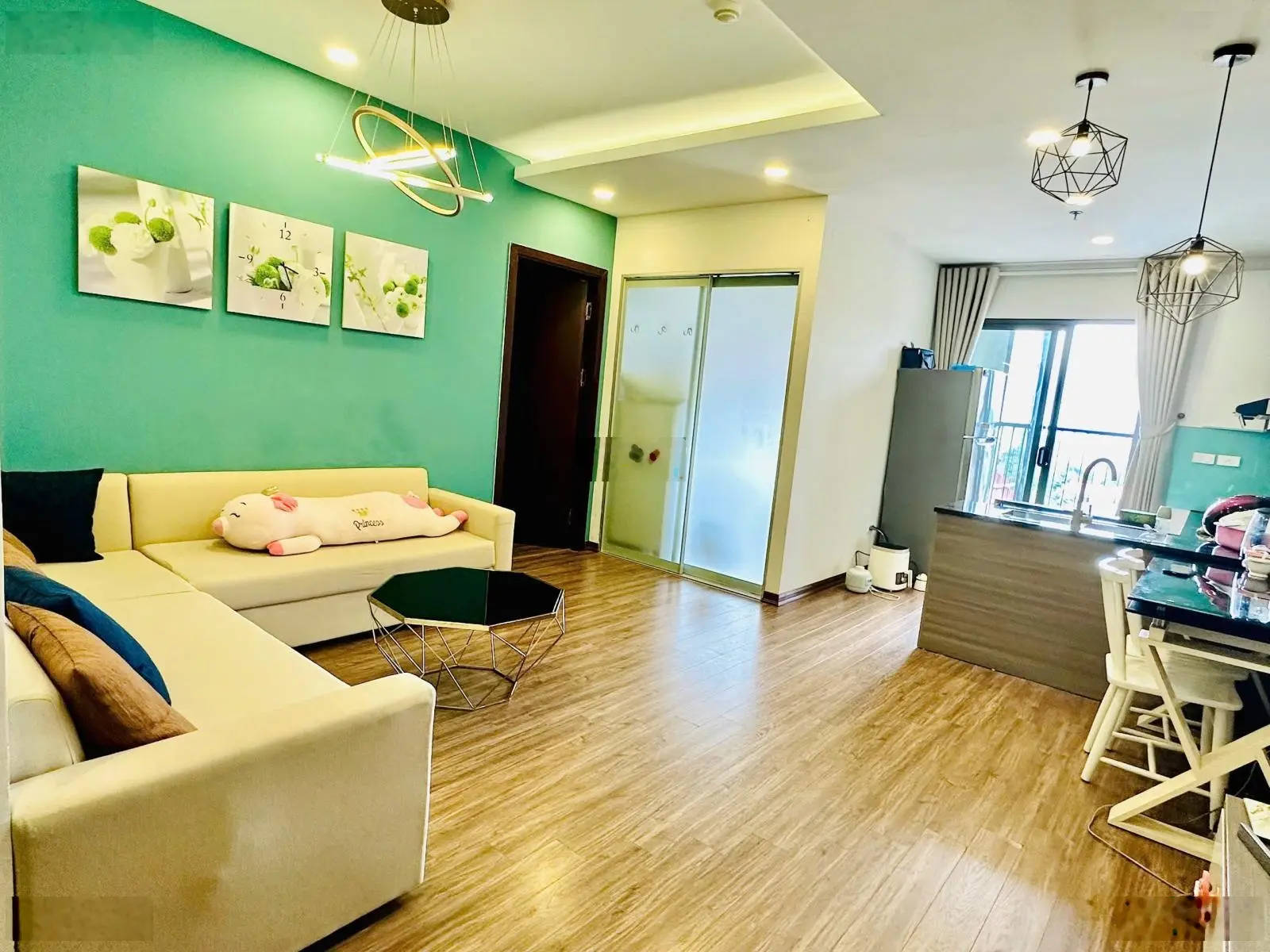 Chính chủ em gửi bán căn Royal Park tầng 9. Diện tích 70m2. 2 phòng ngủ, 2 WC, nội thất siêu đẹp.