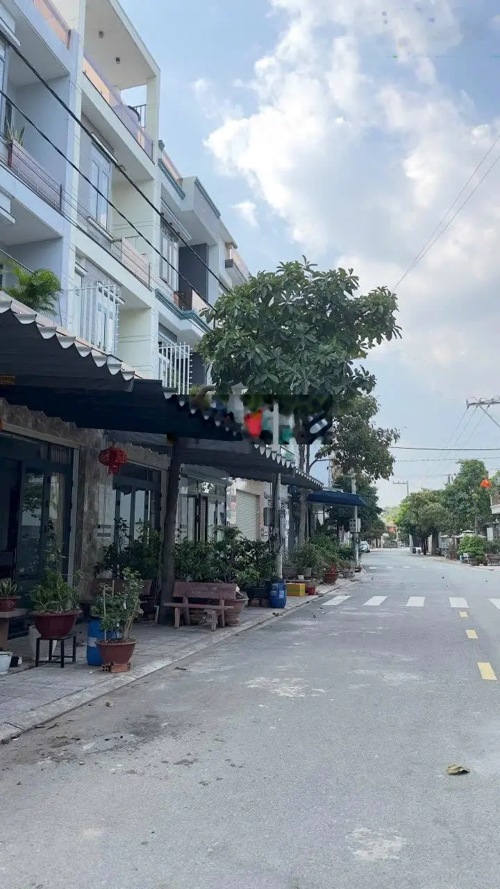 Nhà 3 tầng mới cần gấp bán Lê Phong Dĩ An - Trục chính - 69m2 - giá 4.8 tỷ - 0983169279