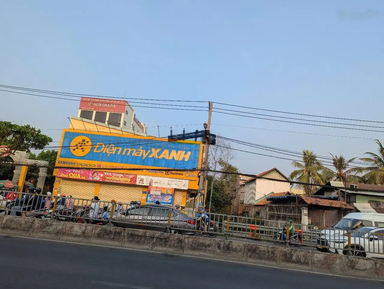 Bán nhà mặt tiền Quốc Lộ 13, 21x90m. Chỉ 120 tỷ, full thổ cư, Được xây 11 tầng