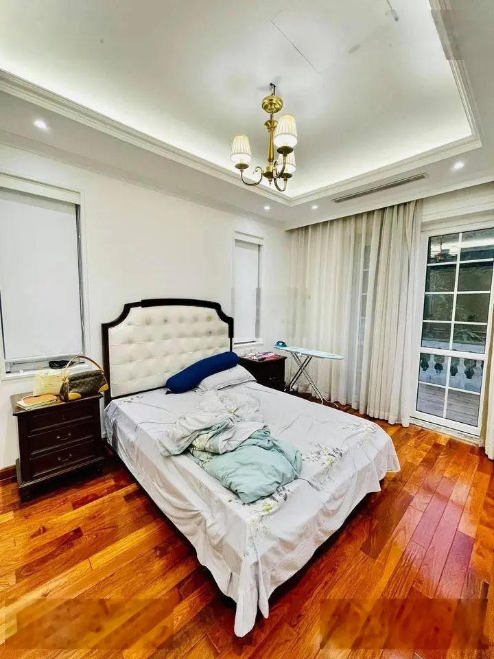 Bán nhà Hoàng Cầu 110m2 x 9 tầng - mặt tiền 18m - lô góc - dòng tiền 300tr/ tháng
