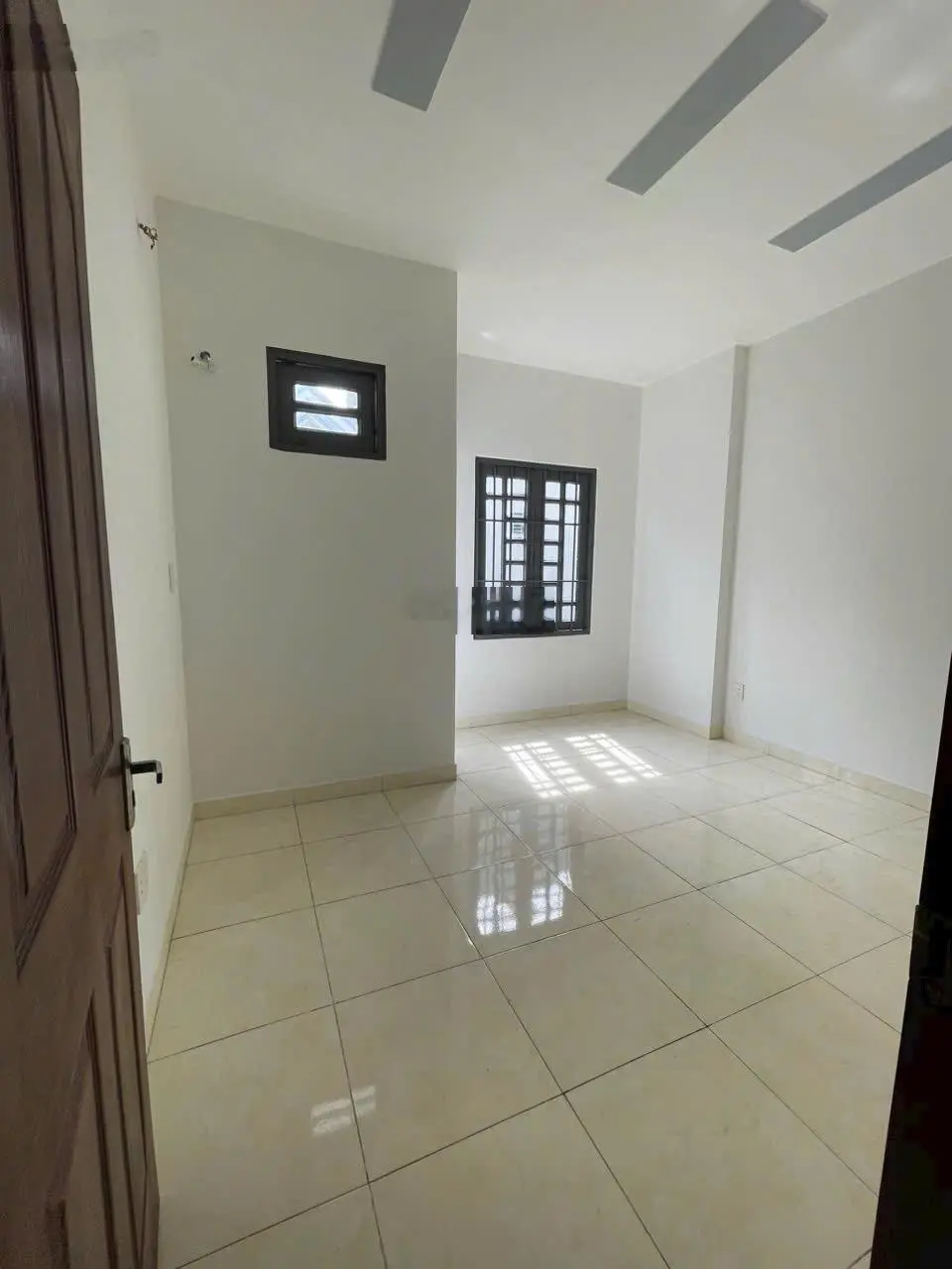 Bán nhà 1 trệt 2 lầu hẻm xe hơi đường 175 Đình Phong Phú, ngay trung tâm gần đường Lê Văn Việt