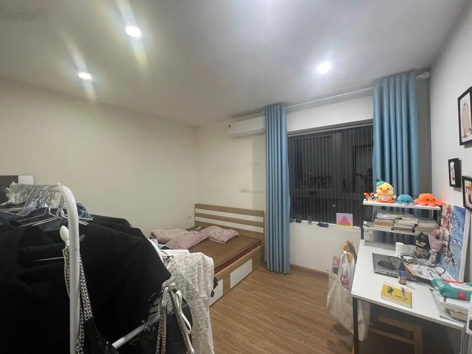 CC chuyển nhà cần bán gấp căn hộ 71m2 , tầng trung view đẹp, ban công đông nam, giá 3,72 tỷ.
