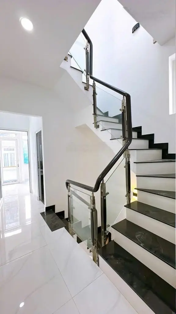 Nhà đẹp q4 - sát MT đường - 5 lầu đúc - 40m2 - 4PN - chỉ 5 tỷ nhỉnh