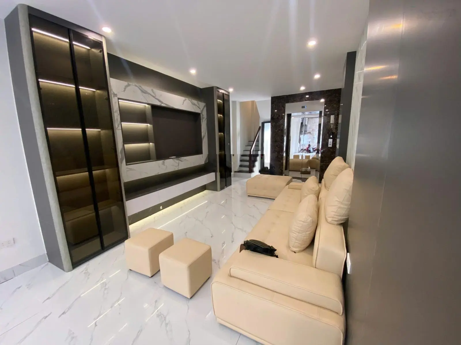 Bán nhà 46m2 6 tầng thang máy full nội thất ngõ 95 Vũ Xuân Thiều. Ngõ thông, nông cách mặt phố 20m