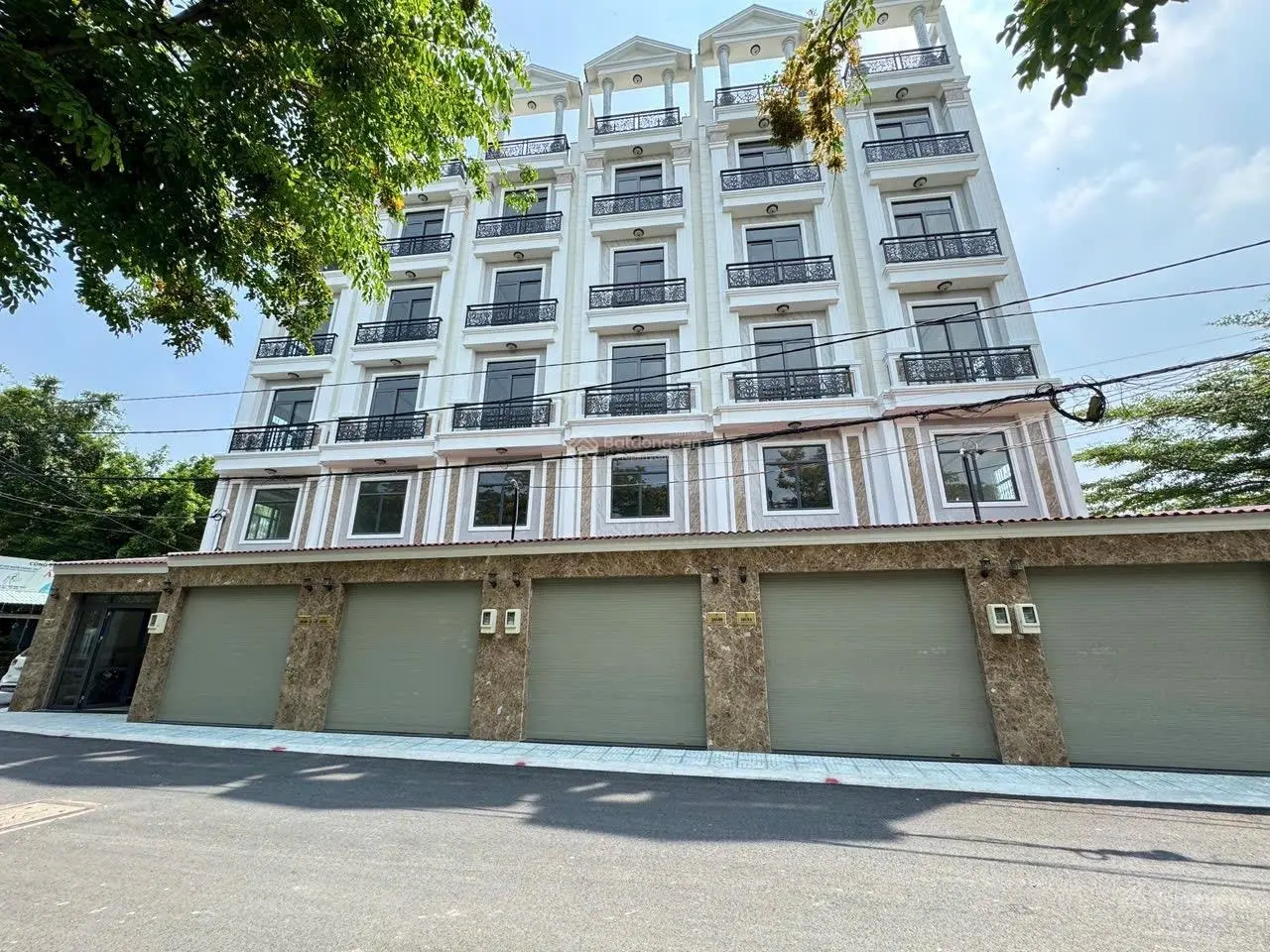 Nhà 1 trệt 5 lầu có thang máy ven sông Sài Gòn - khu nhà phố đồng bộ đường 9m liền kề Vạn Phúc City