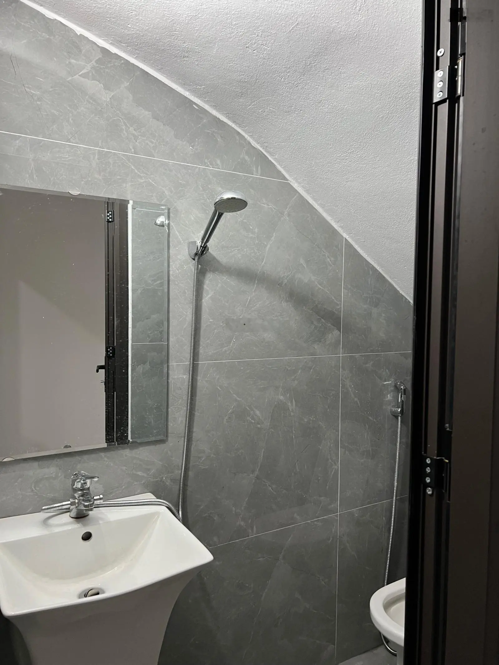 Nhỉnh 5 tỷ hàng hiếm Ngọc Thuỵ ô tô 5 chỗ đỗ cửa có ngay căn nhà mới đẹp 47m2 còn thơm mùi sơn
