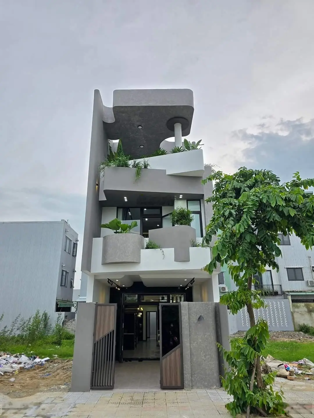 Bán nhà 3 tầng Hòa Phú, Hòa Minh, gần biển