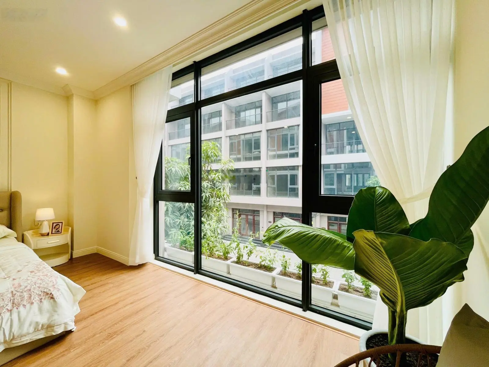 Chính chủ cắt lỗ liền kề 54m - Đã hoàn thiện 3 tâng - có cam kết tiền thuê 18% - Trung tâm dự án