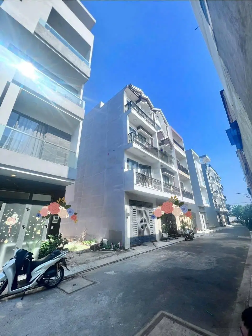 Bán gấp nhà đường Thoại Ngọc Hầu, nhà mới 5 tầng ô tô đậu cửa