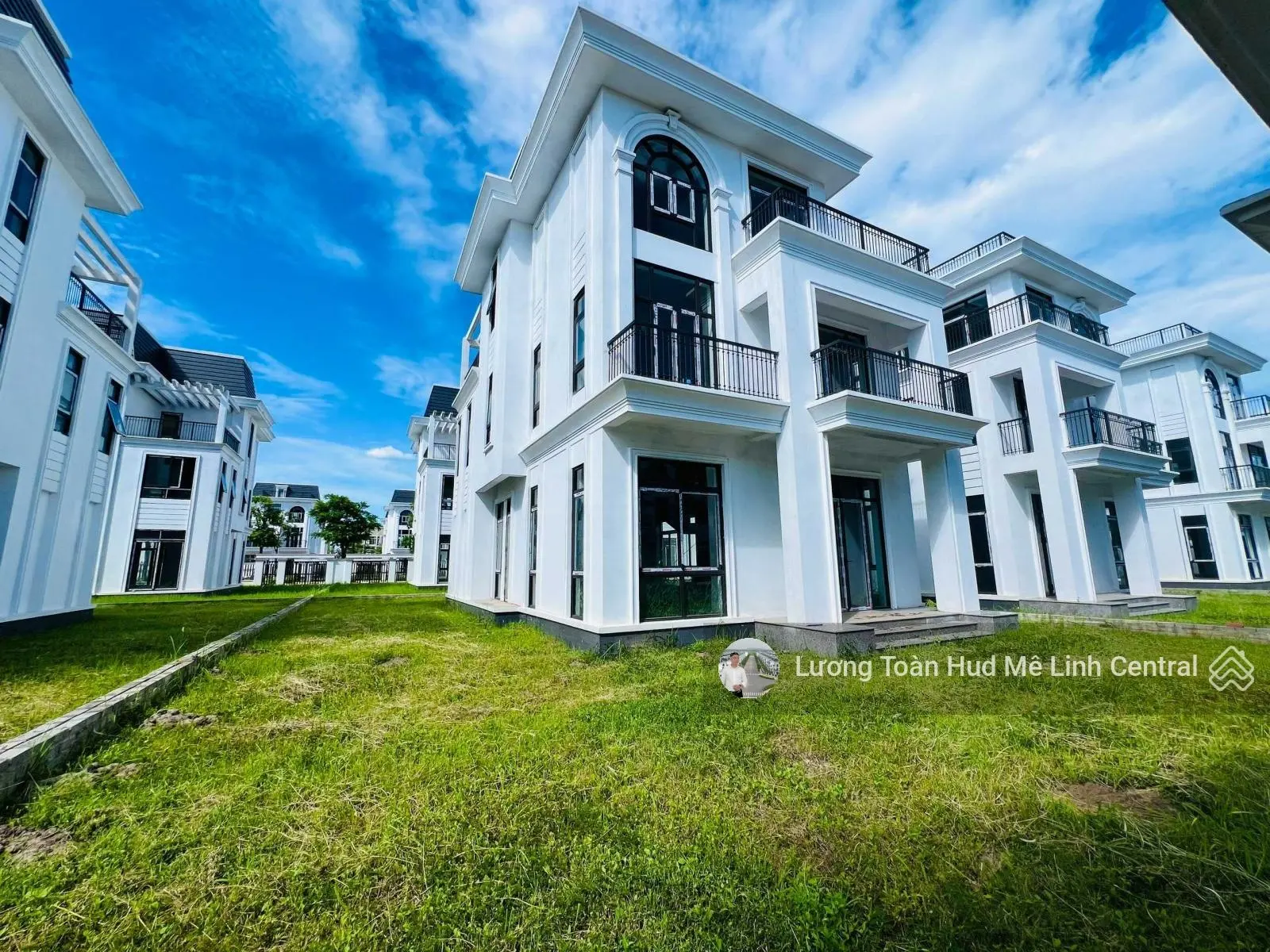 Cần bán nhanh siêu phẩm căn biệt thự SL300m2 có căn 15% tiến độ HĐMB. Giá từ 50tr/m2 căn đẹp ko lỗi