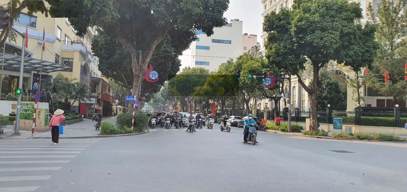 Bán gấp tòa nhà mặt phố Hai Bà Trưng, DT 245 m2 x MT 12 m