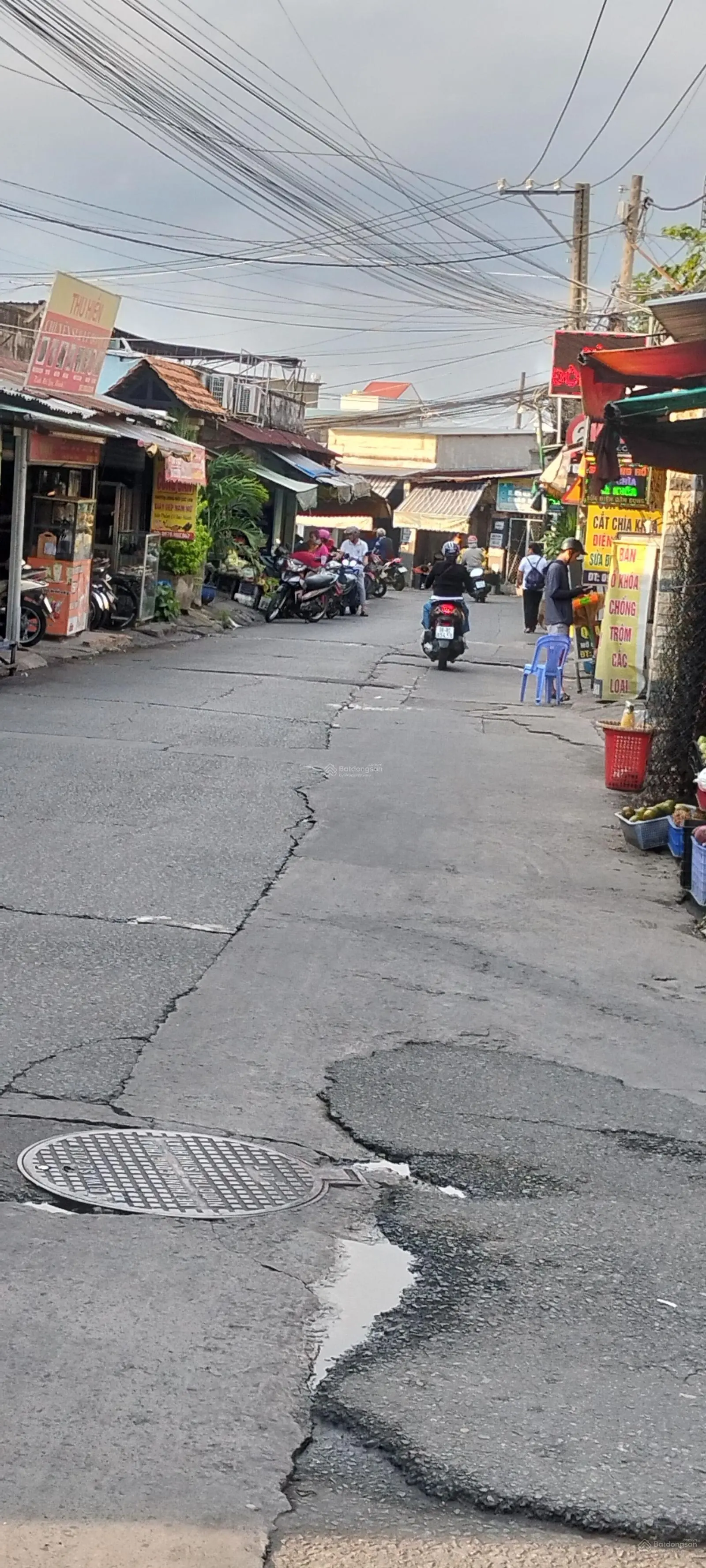 Bán nhà riêng, phường An Bình, giáp với TP Thủ Đức, DT100 m2, sổ hồng riêng, hẻm xe hơi, giá 3,3 tỷ