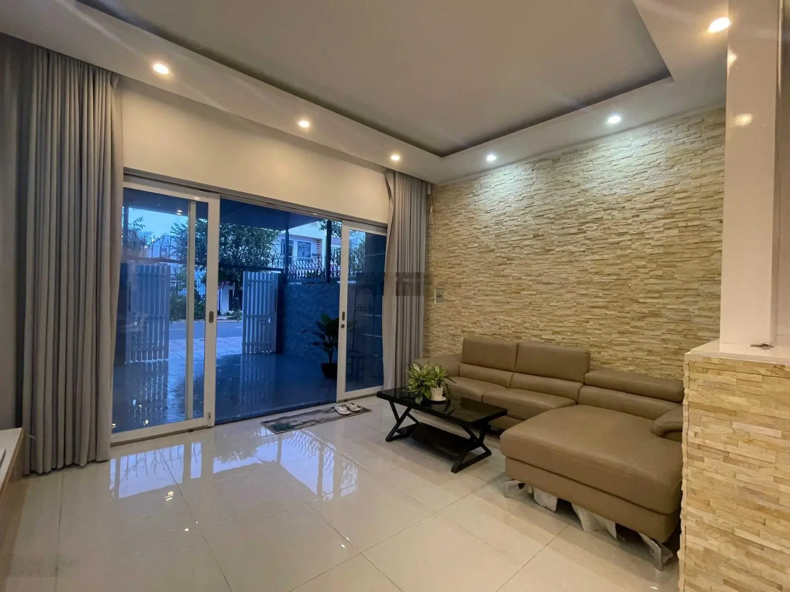 Nhà 3 tầng KĐT Mỹ Gia có sổ hồng chỉ 6,2 tỷ full nôị thất. LH: 0931 800 ***