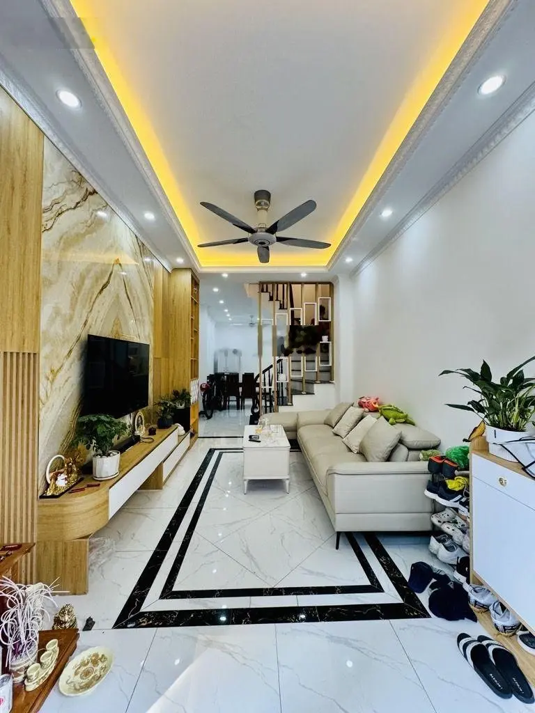 Thúy lĩnh nhà 5 tầng khung cột chắc thoáng trước sau gần ô tô
