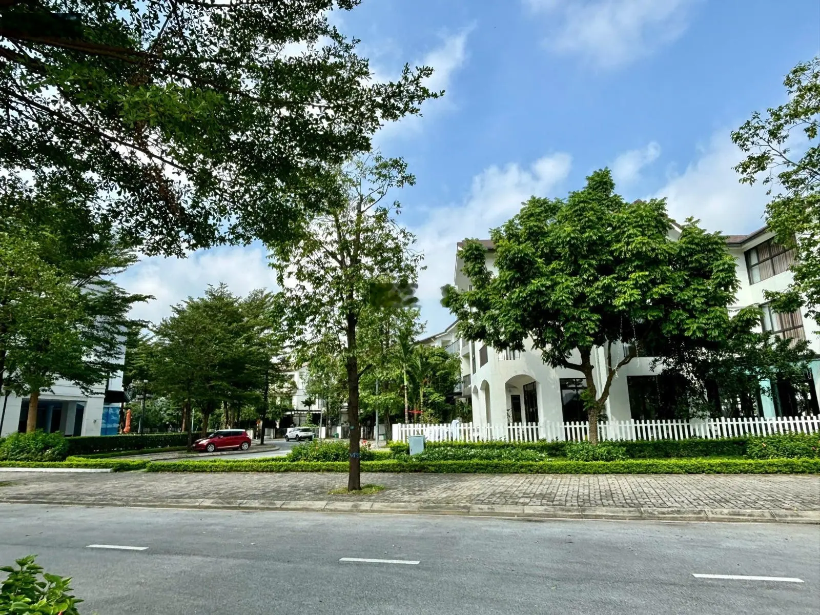 Chính chủ gửi bán biệt thự có hầm - kđt vinhomes thăng long