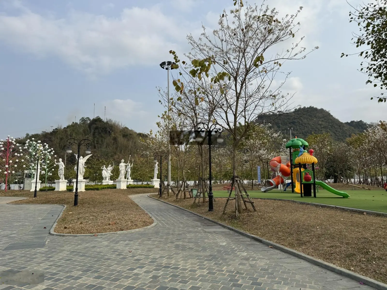 Chính chủ bán lô góc 2 mặt tiền view vườn hoa Appolo - dự án Picenza Sơn La. Đã có bìa đỏ