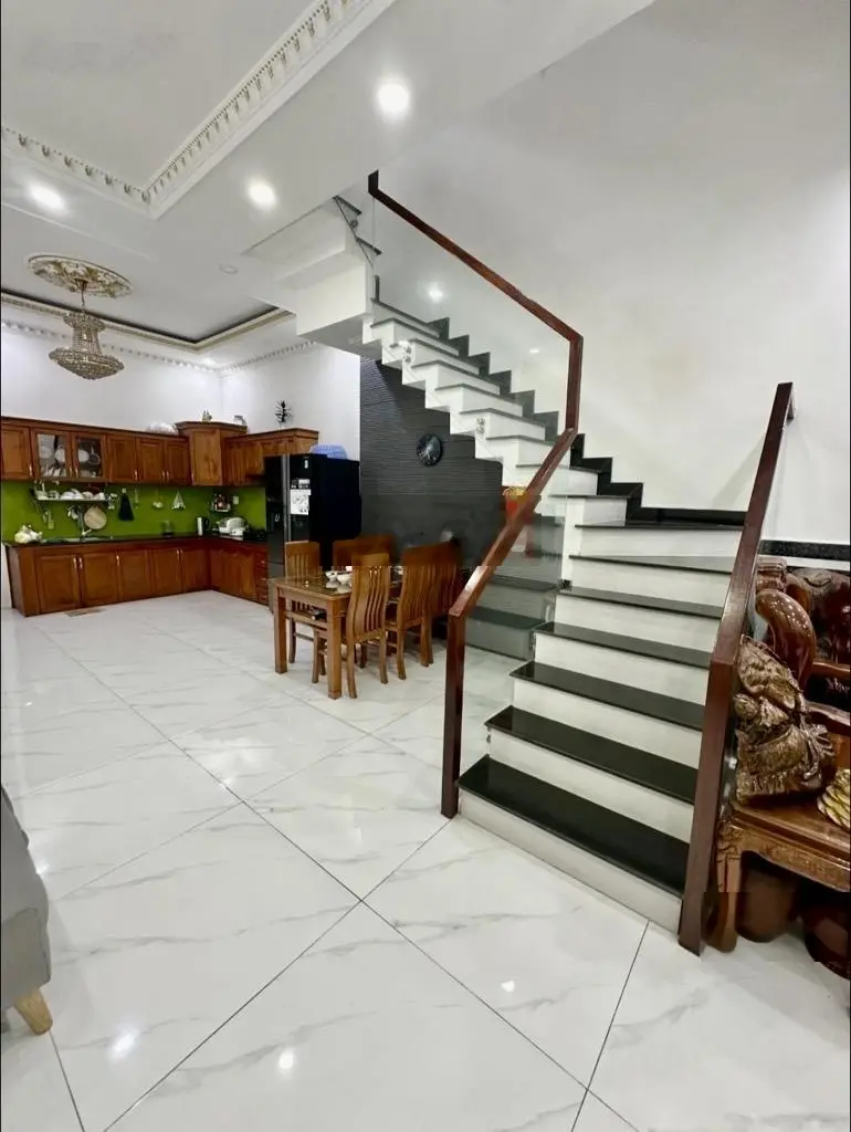 + siêu phẩm 4 tầng ngay kdc hồng long, hiệp bình phước