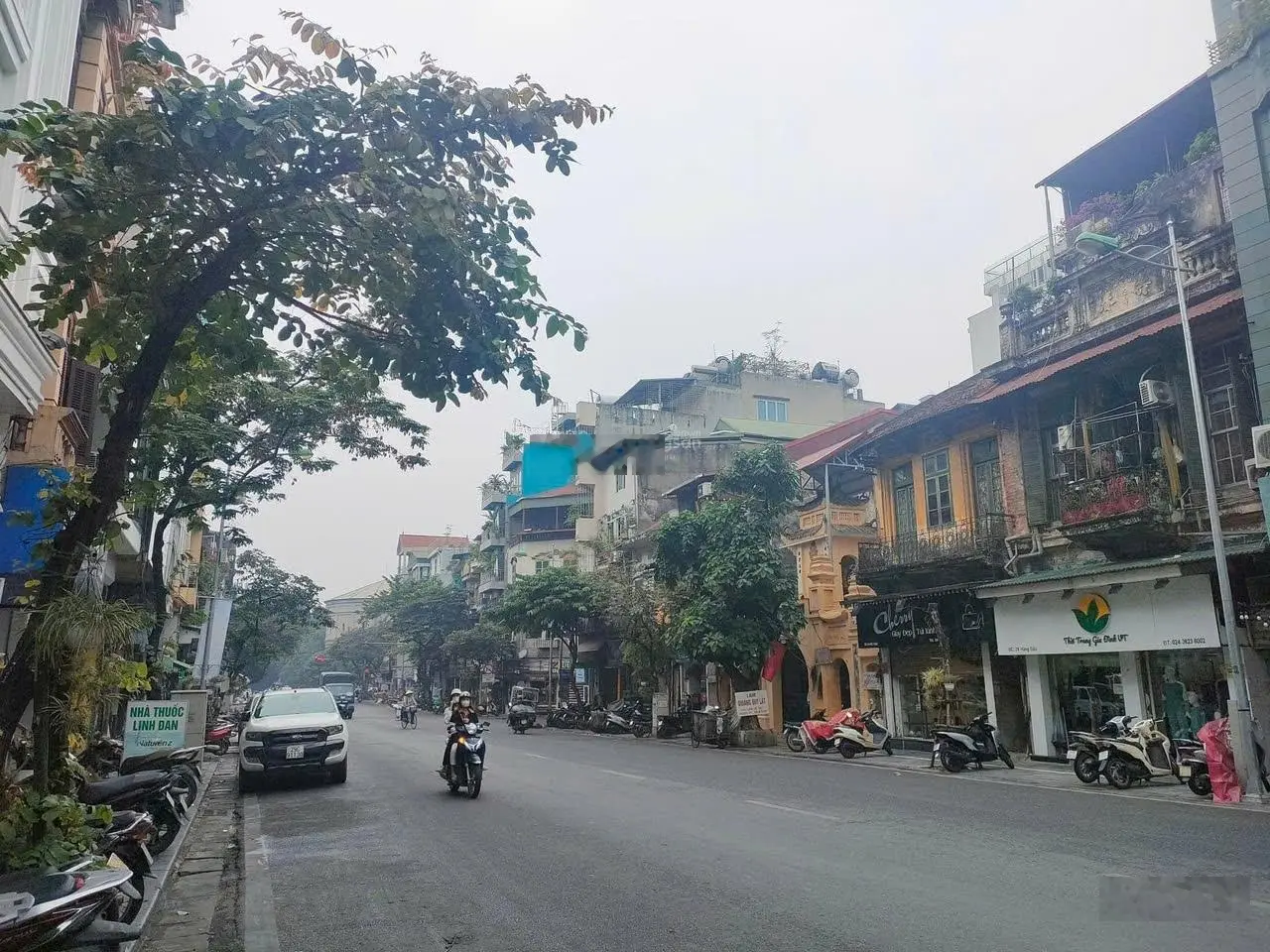 Hot! Nhà mặt phố Hàng Đậu. Mặt tiền 5.2m. Diện tích 90m. Vỉa hè thênh thang. Dòng tiền 100tr/tháng.