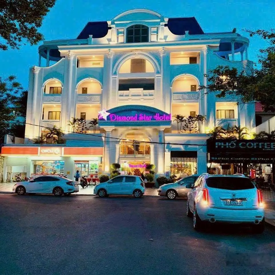 Bán nhà mặt tiền Lê Văn Sỹ. DT: ngang lớn 30x10m. KC: 1 hầm 10 tầng. HĐT 170 triệu/th. Giá 63 tỷ