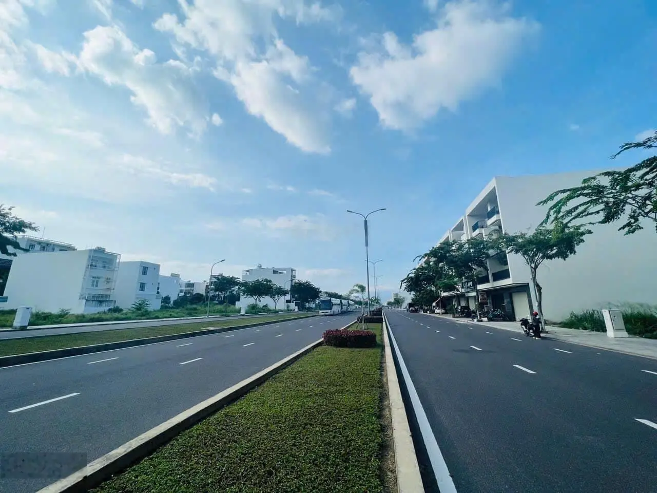 Nhà shophouse 4 tầng mặt tiền kinh doanh đường Võ Văn Kiệt A1 KĐT VCN Phước Long, có sổ hồng
