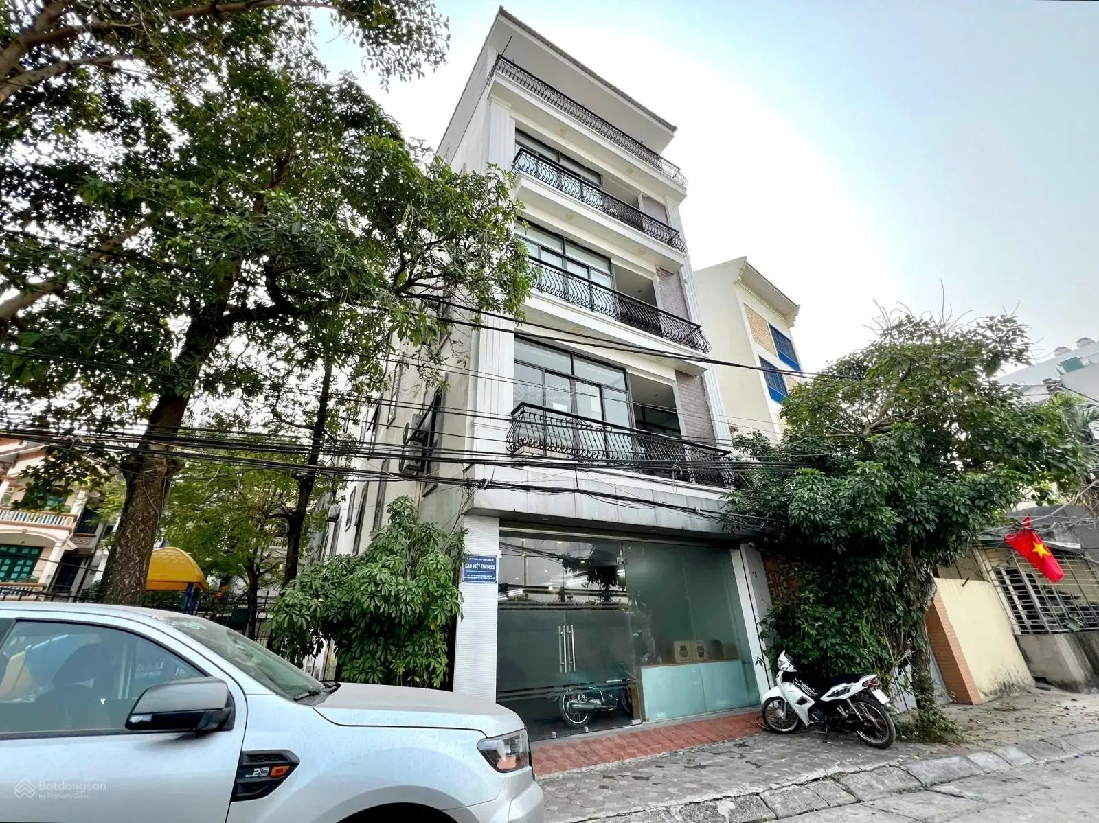 Chính chủ tôi bán gấp MP An Dương Vương, Tây Hồ. Lô góc 123m2*5 Tầng thang máy. Dòng tiền 720Tr/năm