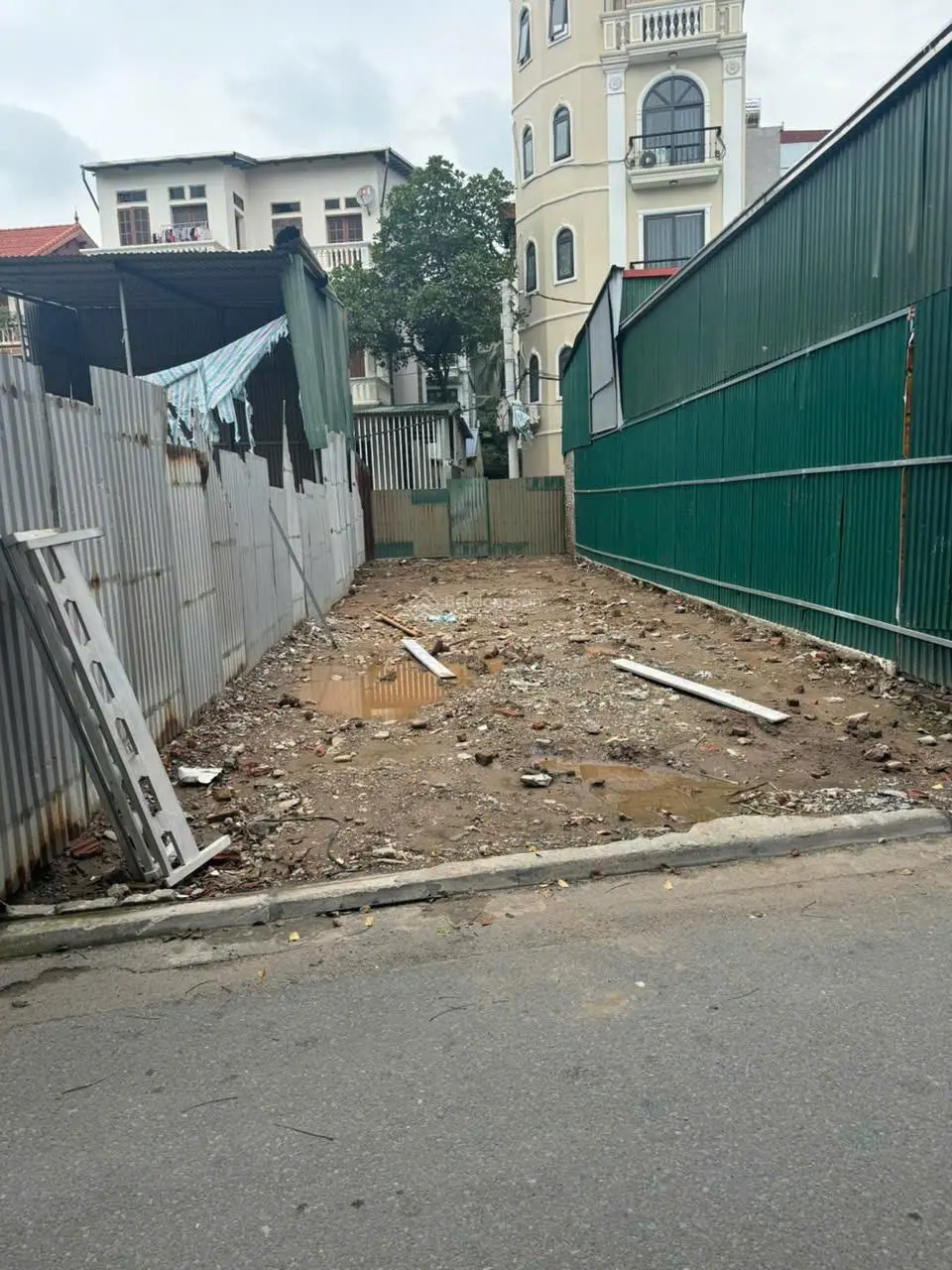 Bán đất phố Trạm 100m2 x 5,3m ngõ thông ô tô tránh nhau,kinh doanh
