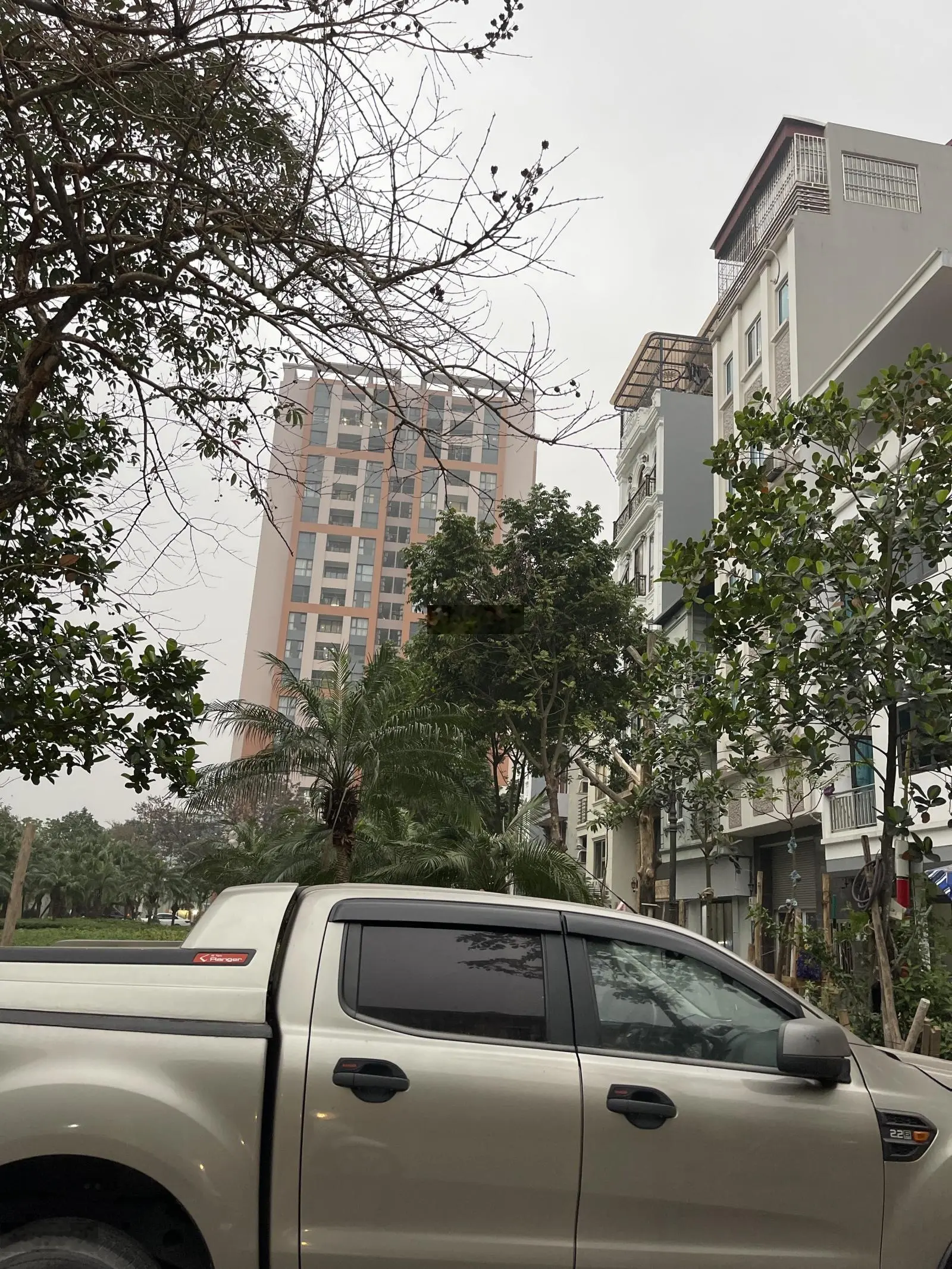 Kinh doanh bất chấp ô tô tránh dừng đỗ ngày đêm cổ linh - phố trạm - đàm quang trung - long biên