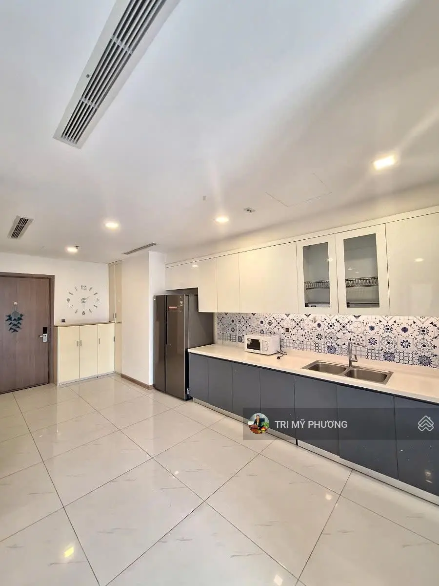 Độc quyền căn 3PN, giá mua bán siêu hời, 116m2, tầng cao, có nội thất, Vinhome Central Park.