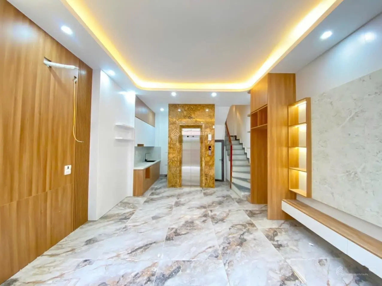 Bán nhà phố Đông Quan - Cầu Giấy. 6 tầng thang máy. Giá 8 tỷ.